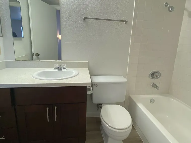 Emerald Cove Apartments — Photo 170