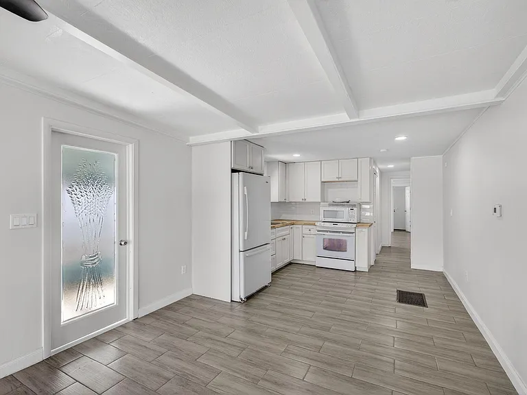 8420 SE Eagle Ave — Photo 9