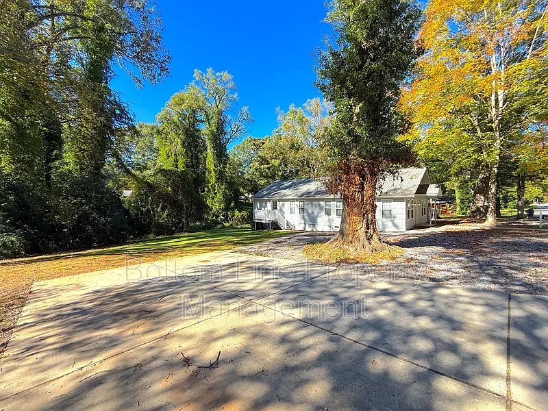 3 bed, 2.0 bath, 1400 sqft, $1,650 — Photo 3