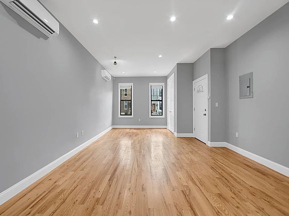 4th image of 289 Hemlock St #A