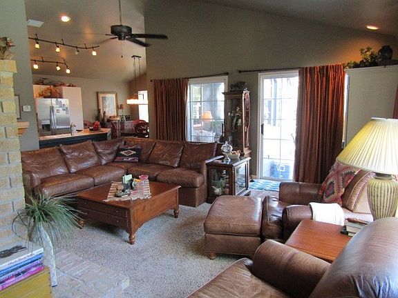 4th image of 210 Oak St #903
