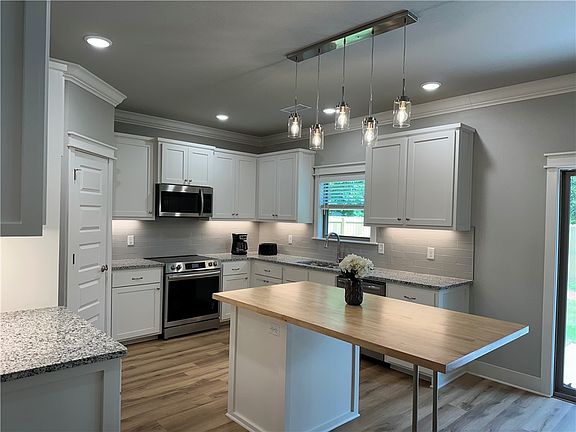 3rd image of 33 Celtic Dr