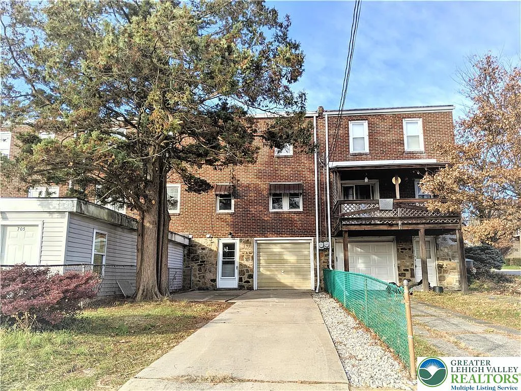 3 bed, 1080 sqft, $1,900 — Photo 2
