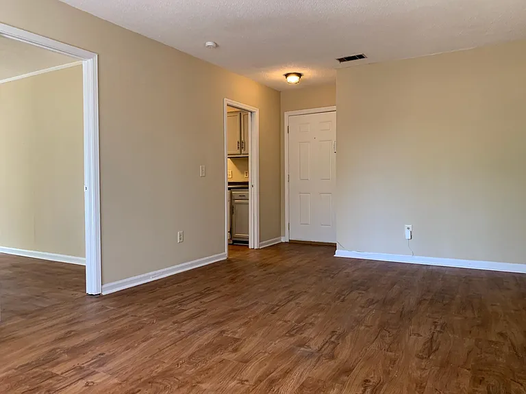 814 Robin Hood Trl — Photo 11
