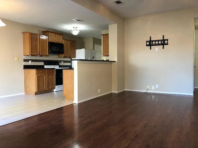 204 Lochwood Dr — Photo 10