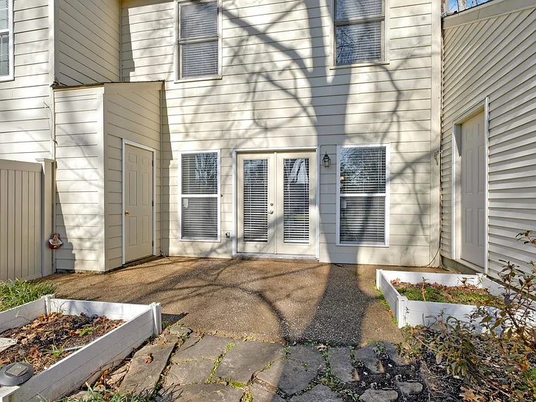 1005 Glendale Ln — Photo 26
