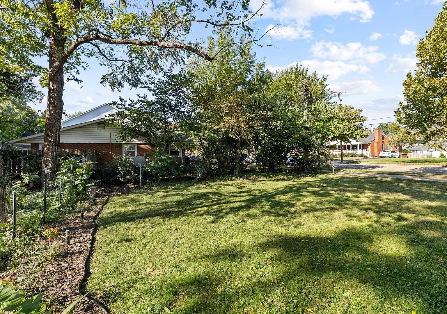 College Heights Charm in Prime Location! — Photo 3