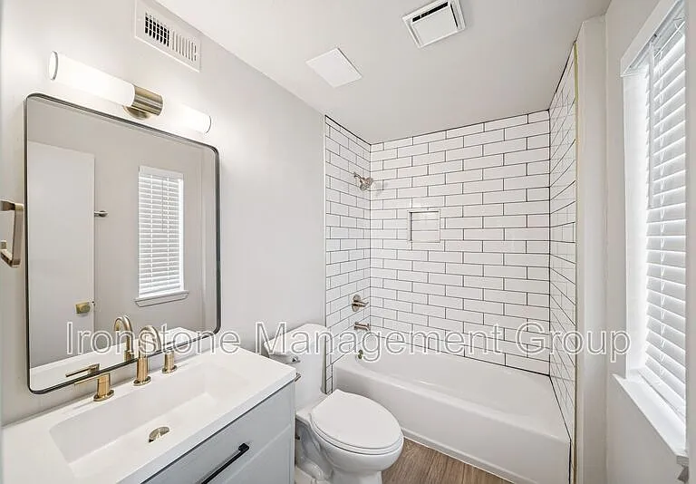 109 S 9th St #206 — Photo 31