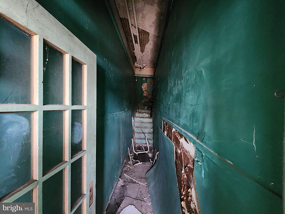 2nd image of 620 Dolphin St