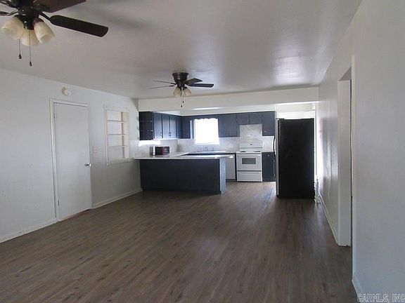 4th image of 109 E Scott St