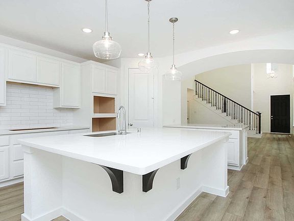 2nd image of 916 Crystal Bend Ln