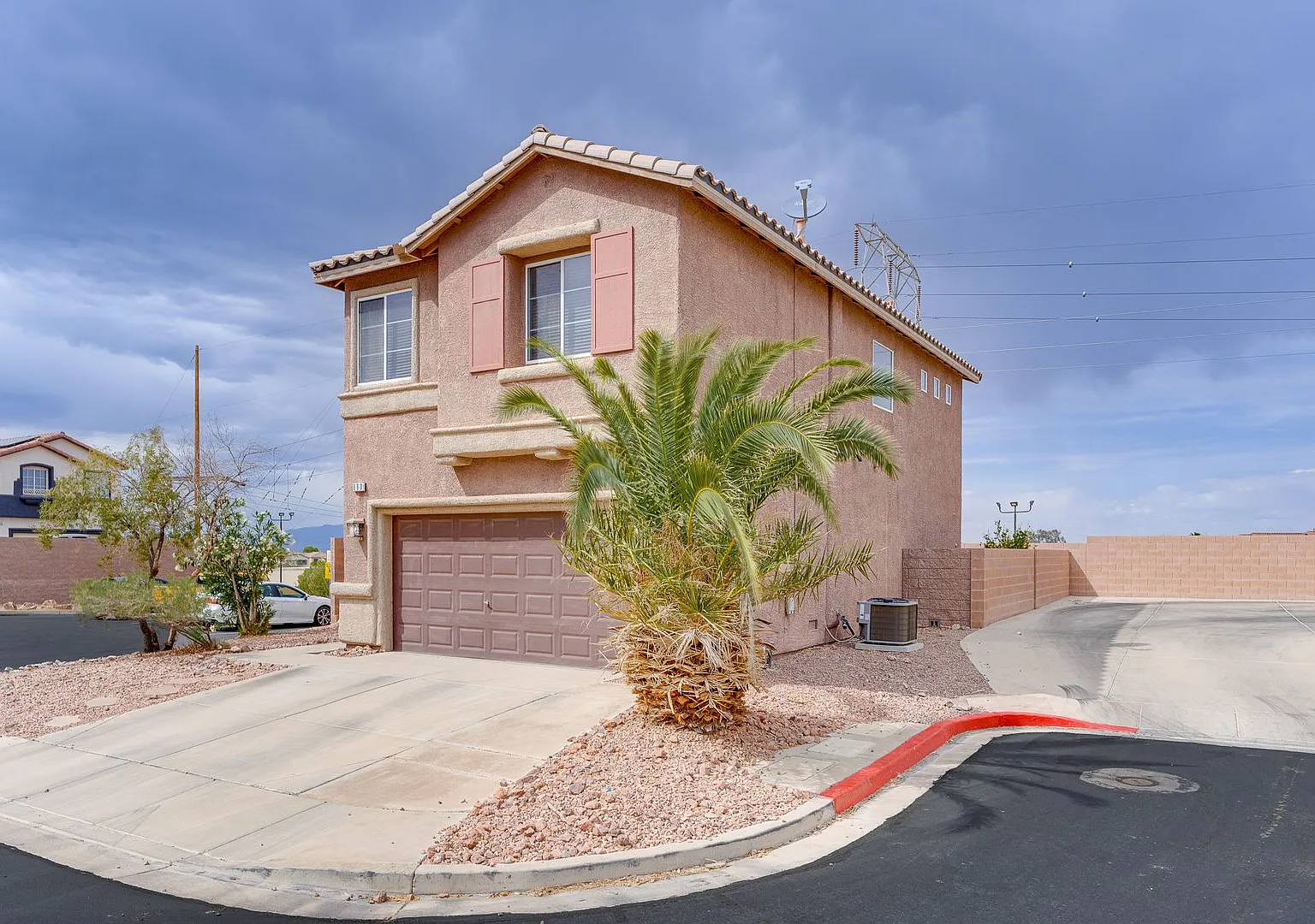 Vibrant 3bedroom 2.5bath Home In 89015 — Photo 2