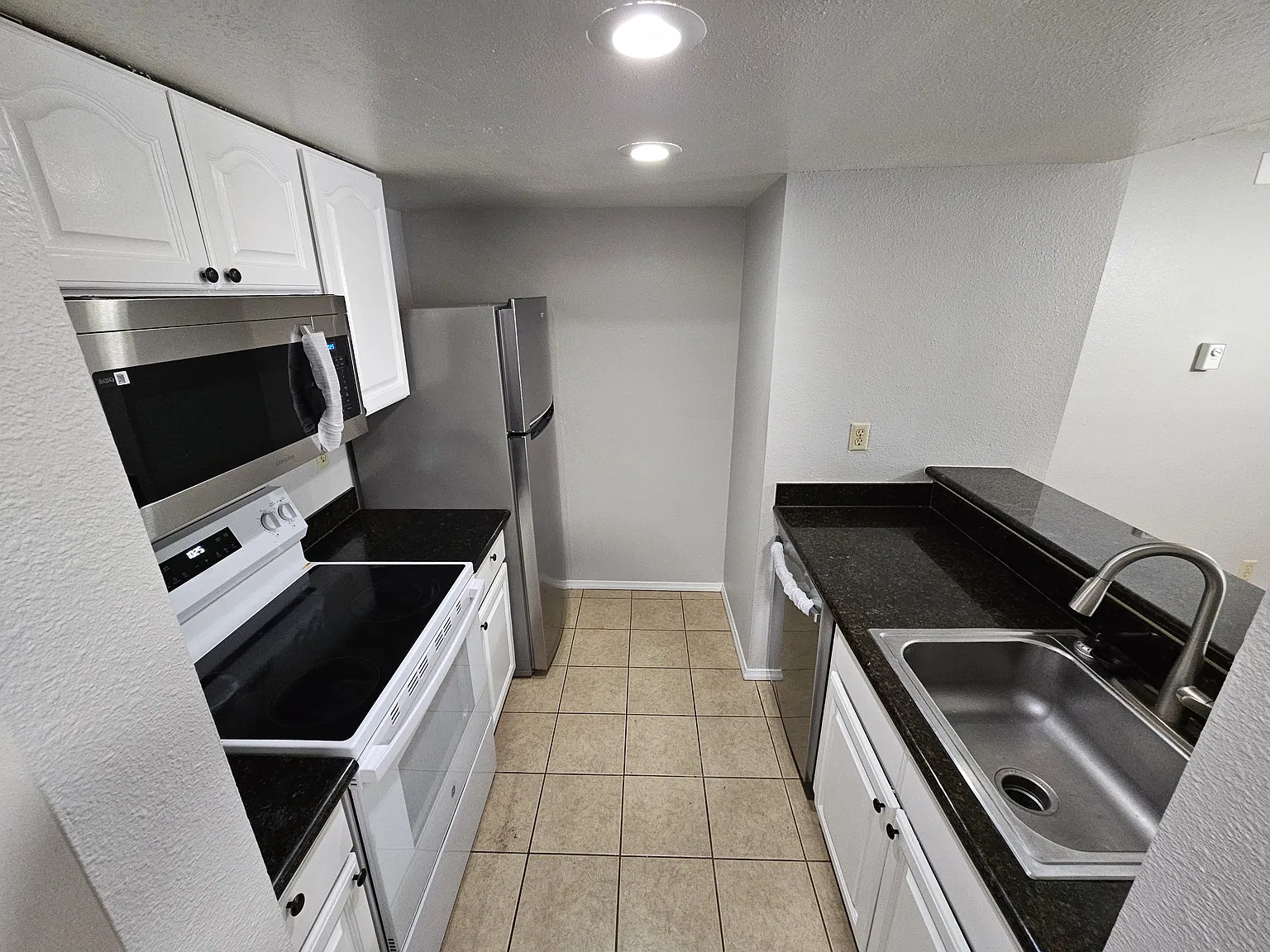 2 bed, 1.5 bath, 942 sqft, $2,150 — Photo 2