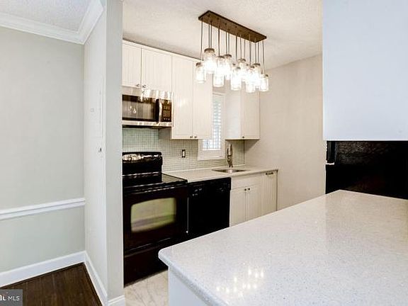 3rd image of 1606 W Abingdon Dr APT 101