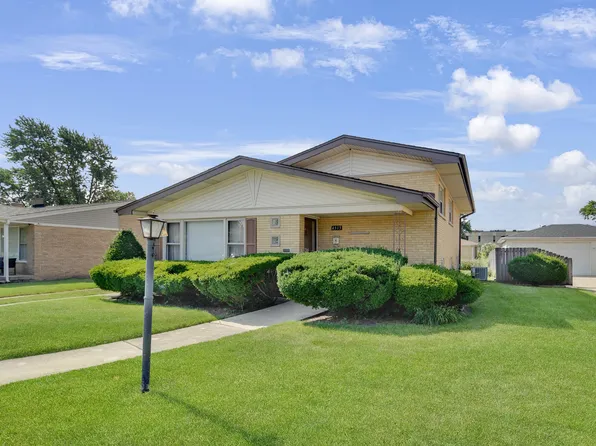 4513 W 102nd St, Oak Lawn, IL 60453