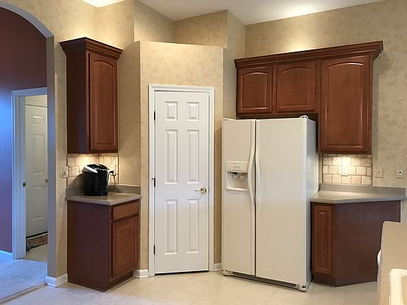 5th image of 608 Chestwood Chase Dr