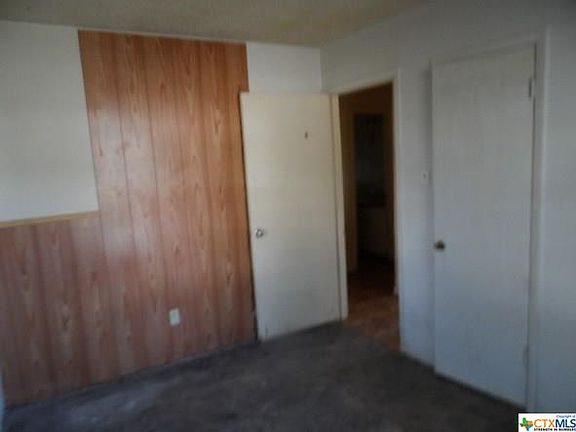 5th image of 711 W Avenue B
