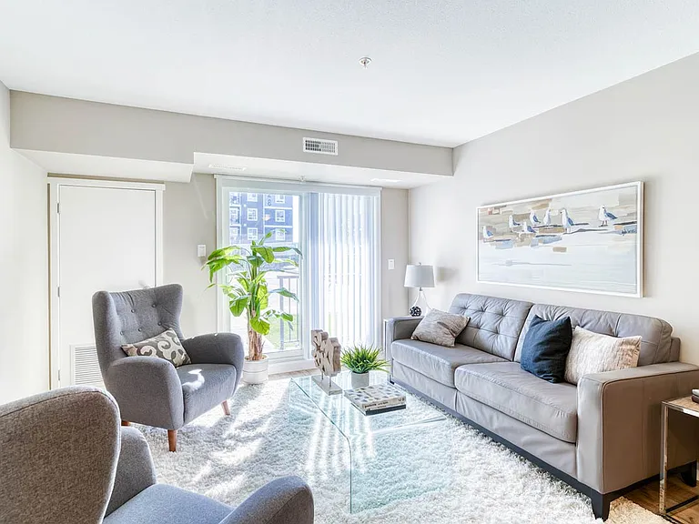 1828 Keene Cres SW — Photo 4