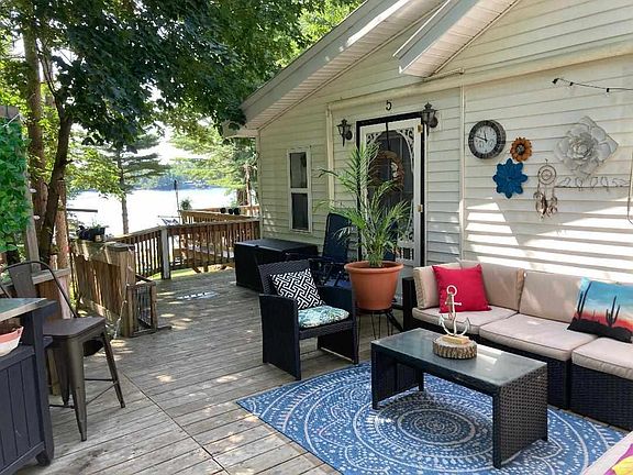 3rd image of 5 Pine Point Dr