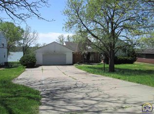 6823 SW Fountaindale Rd, Topeka, KS 66614