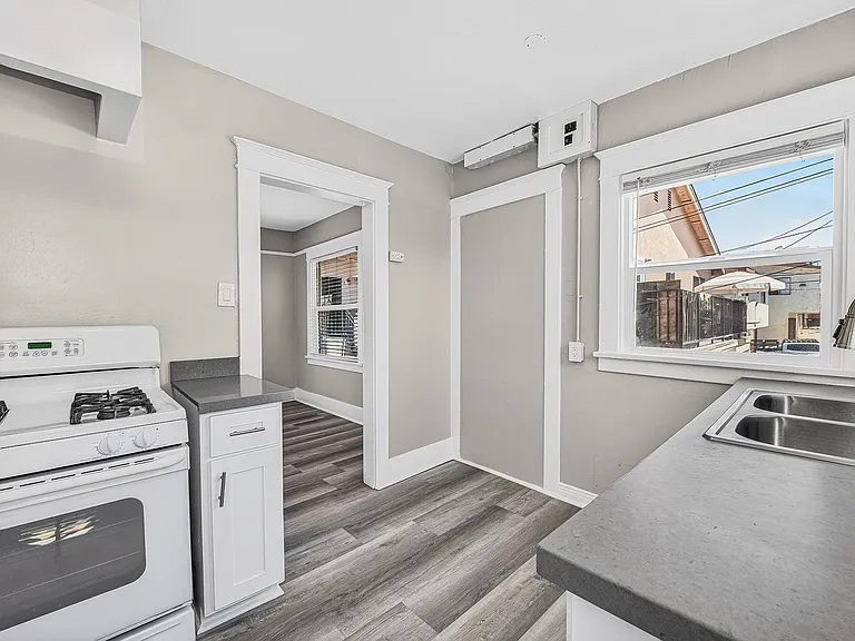 1557 Pine Ave — Photo 10