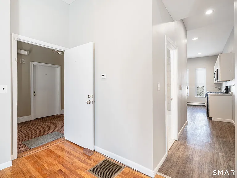 300-302 Soundview Ave — Photo 3
