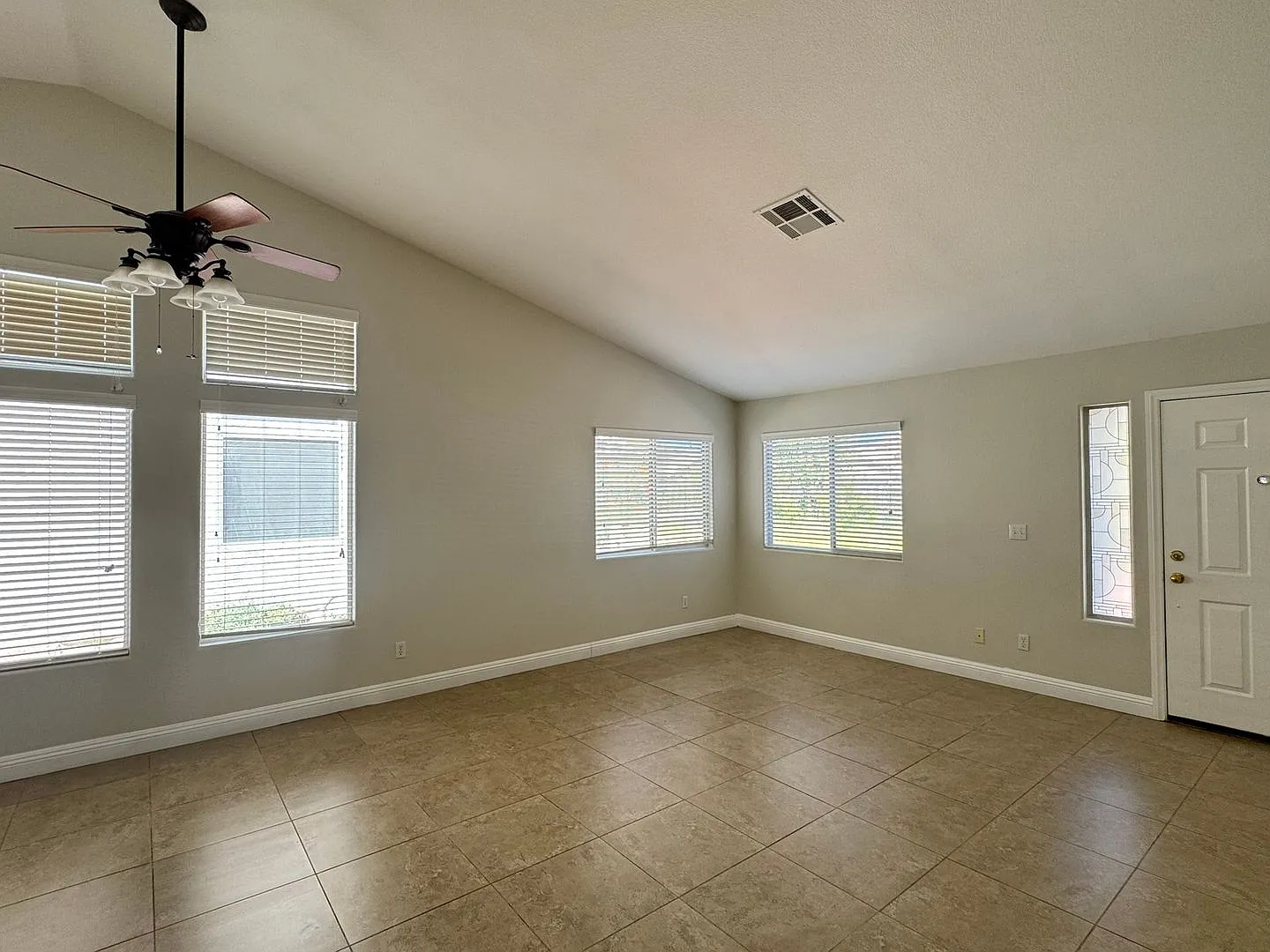 Beautiful 1 Story Home With Open Floor Plan — Photo 2