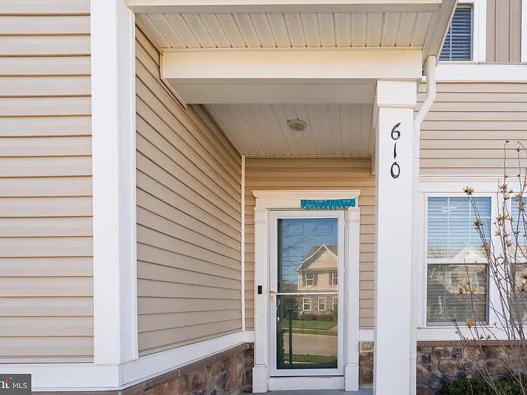 610 Kent Ct — Photo 3