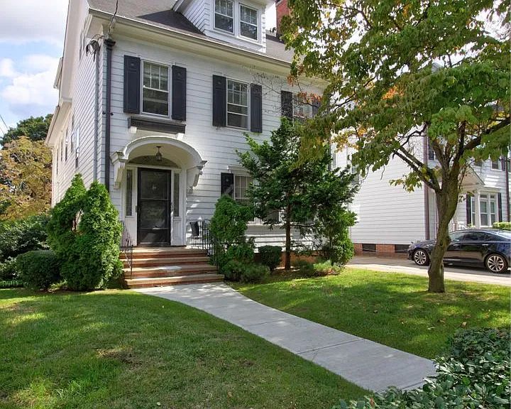 659 Whitney Ave — Photo 2