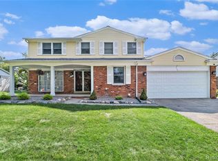 857 Hampton Cir, Rochester Hills, MI 48307