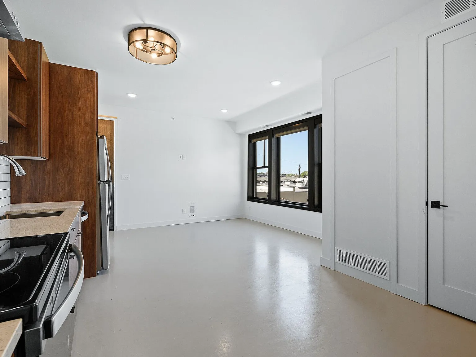 Laurel Apartments — Photo 2