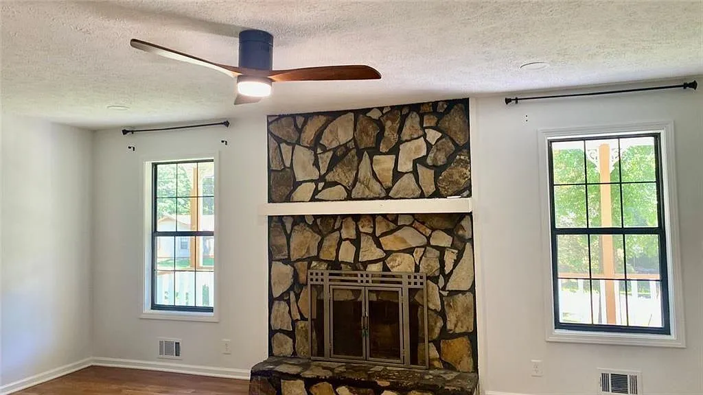 3 bed, 2.0 bath, 1296 sqft, $2,000 — Photo 3