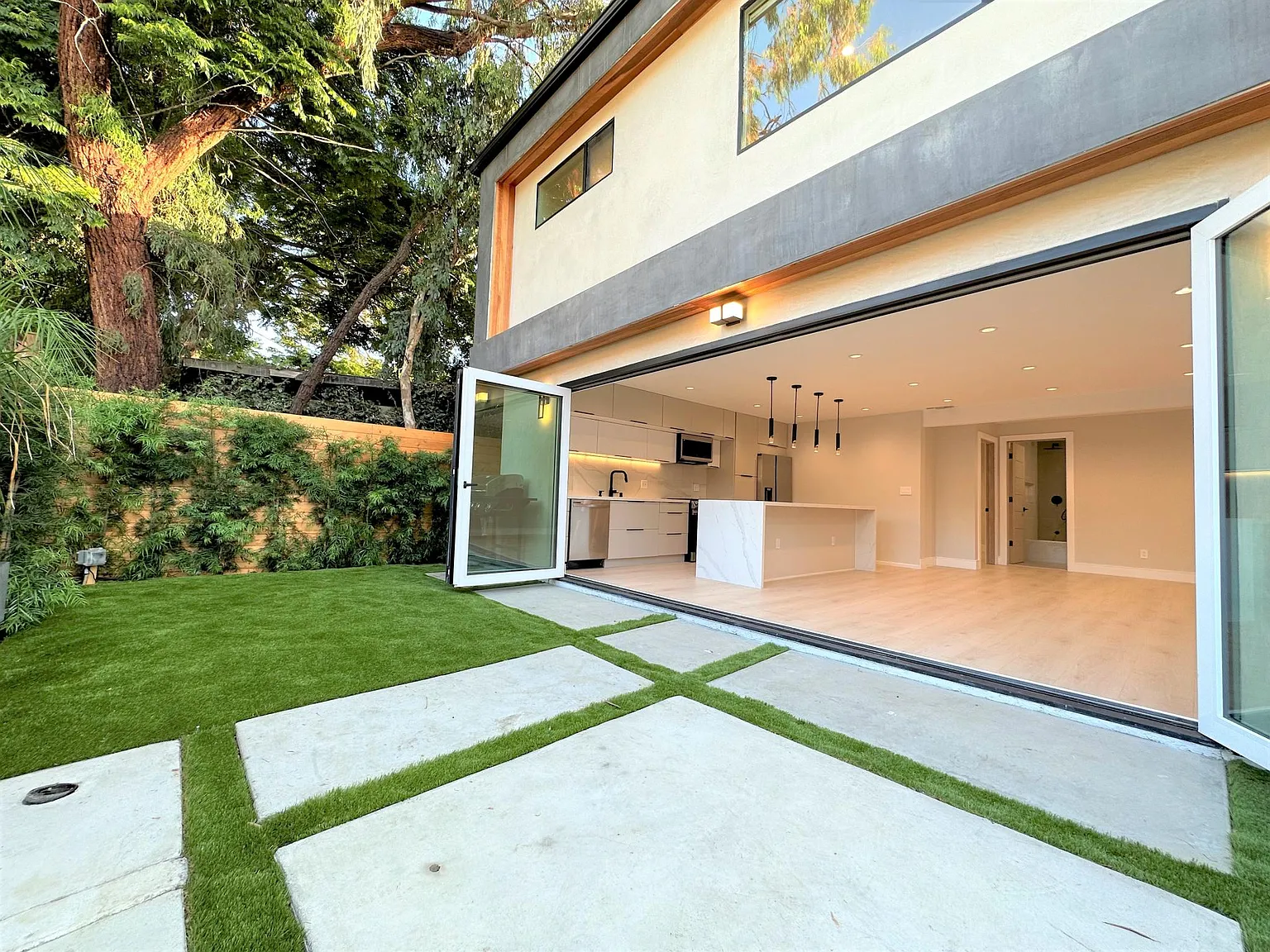 4 bed, 2000 sqft, $9,800 — Photo 1