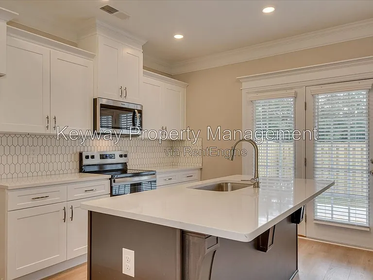 3199 Venetian Dr — Photo 3