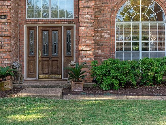 3rd image of 608 Hawthorn Cir
