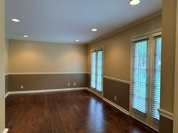 4th image of 3721 Claridge Rd S