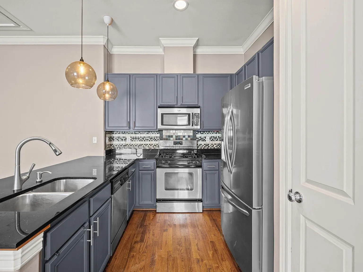 3 bed, 2.0 bath, 1524 sqft, $2,595 — Photo 2