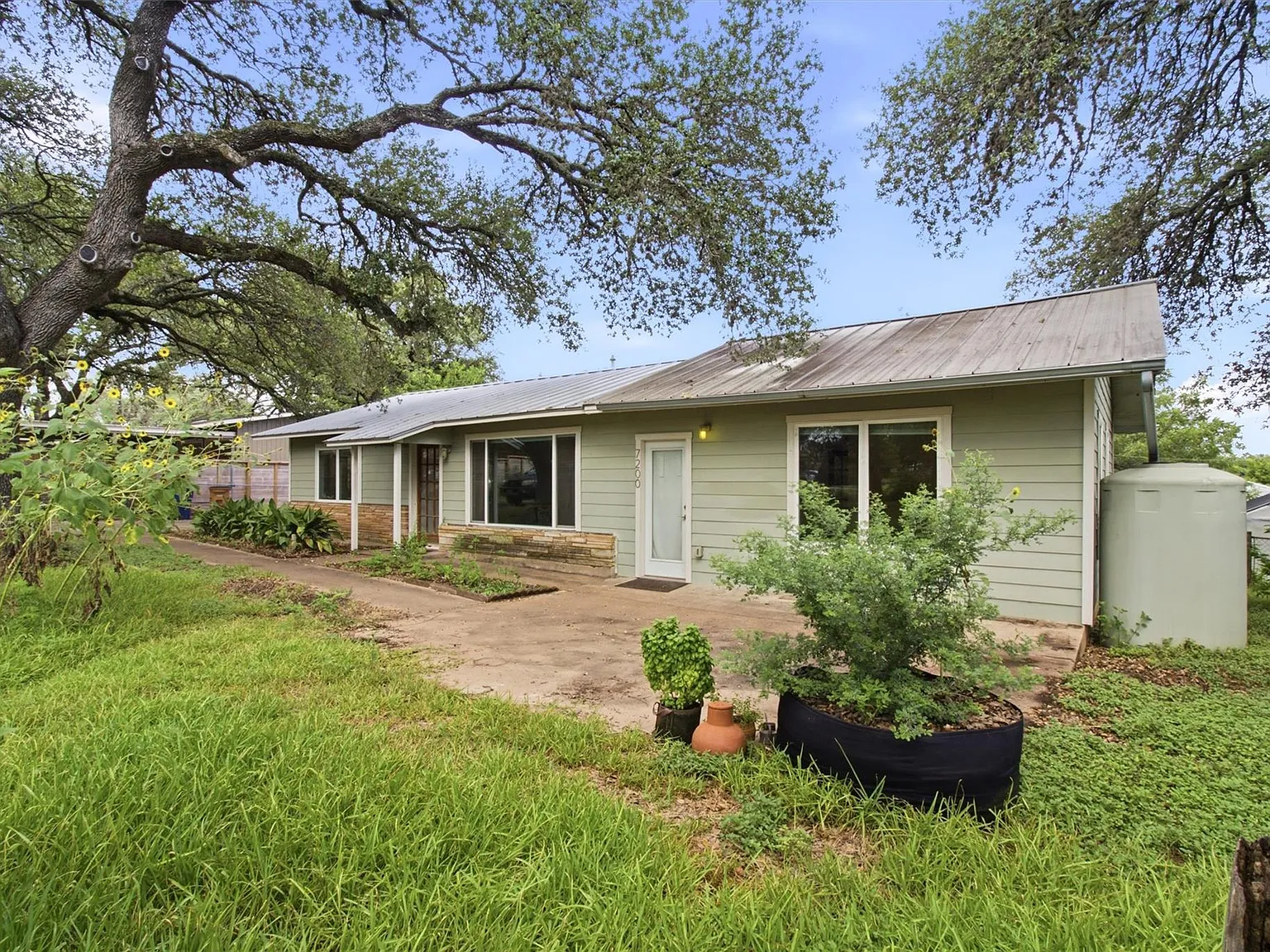 3 bed, 2.0 bath, 1466 sqft, $2,650 — Photo 1