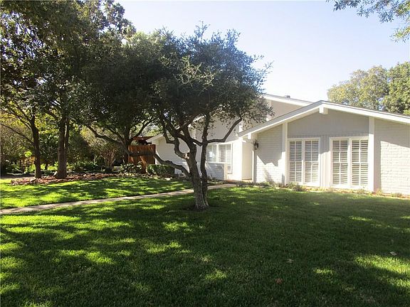 3rd image of 2948 Forest Hills Ln
