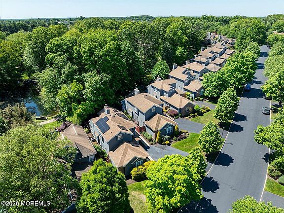 5th image of 42 Fairway Boulevard