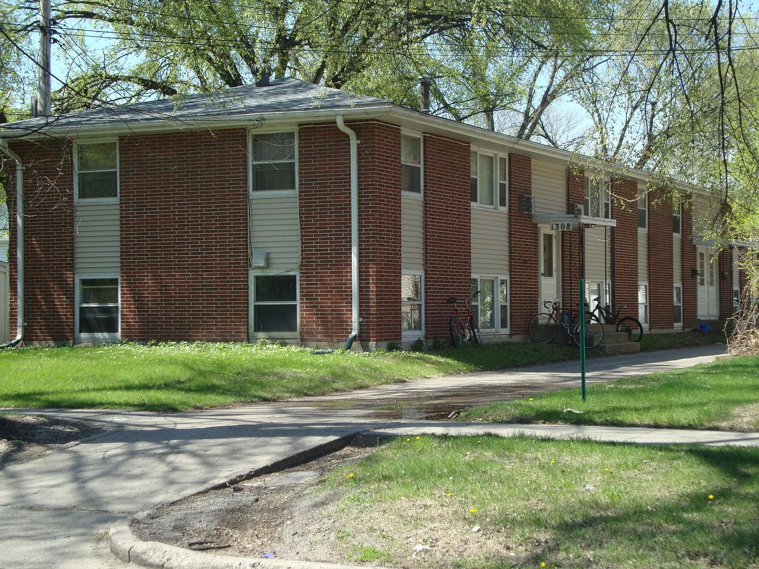 2 bed, 900 sqft, $445 — Photo 1