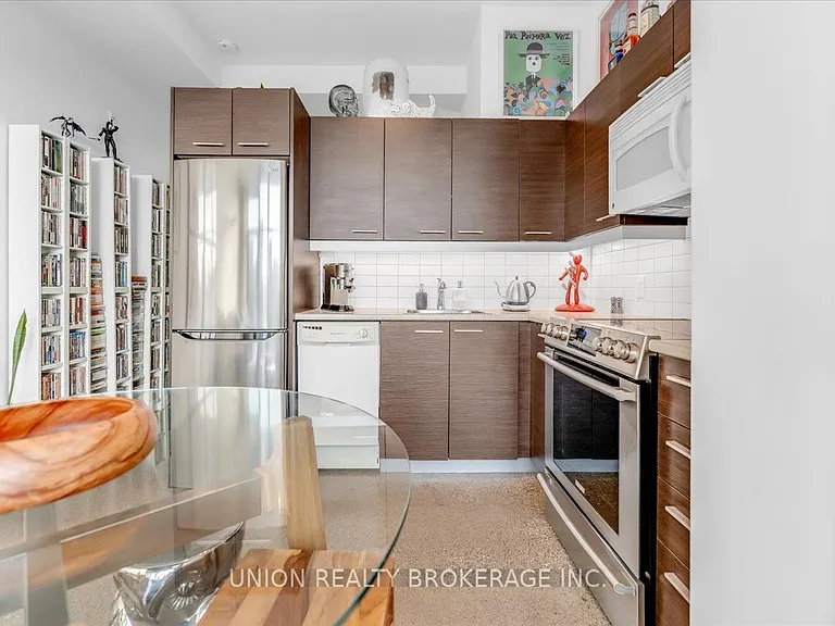 569 King St E #404 — Photo 11