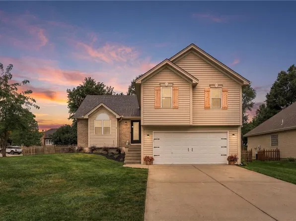 1104 Regency Dr, Kearney, MO 64060