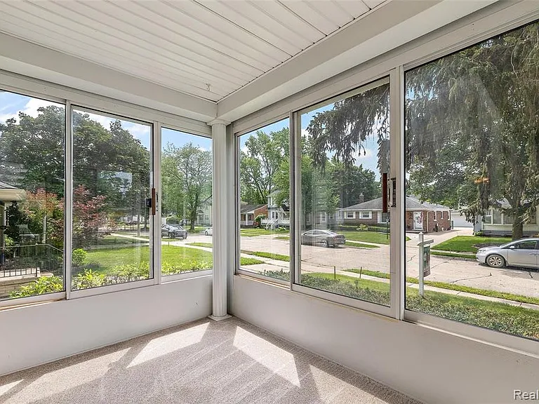 1016 Greenleaf Dr — Photo 7