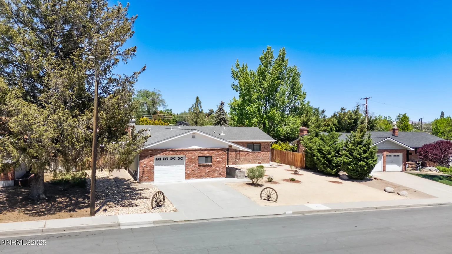 745 Rosewood Dr photo 1