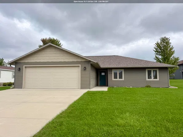 810 Lakeview Dr, Arnolds Park, IA 51331
