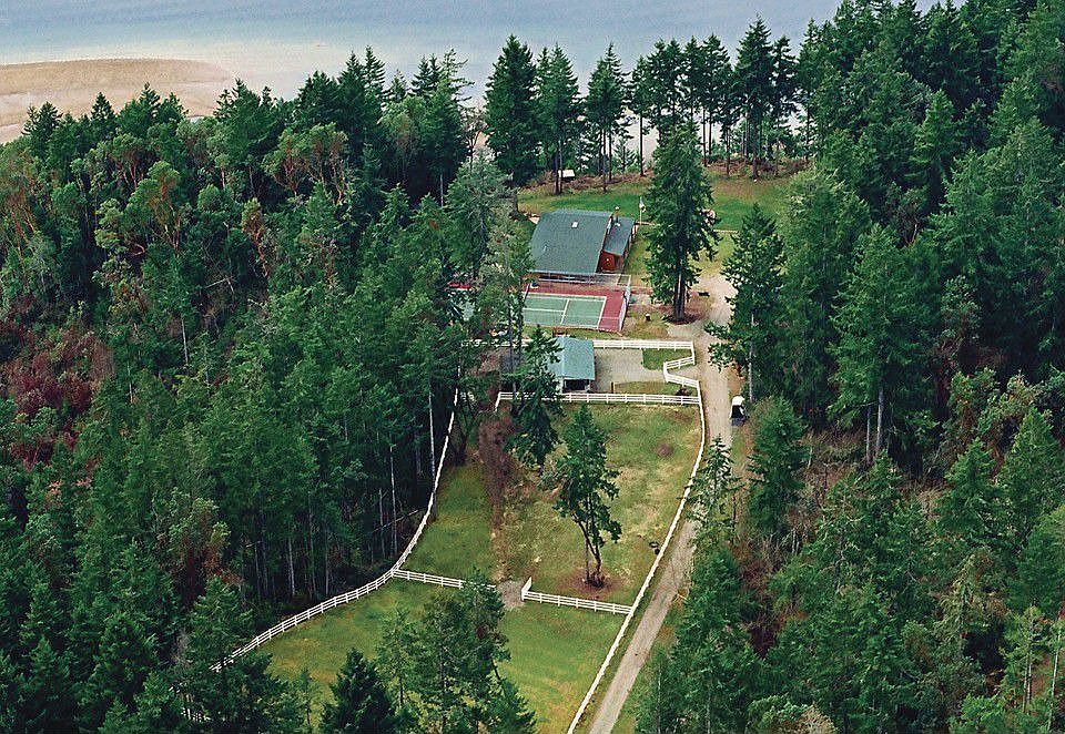 Airial picture of the 6 acres with 310 feet of waterfront