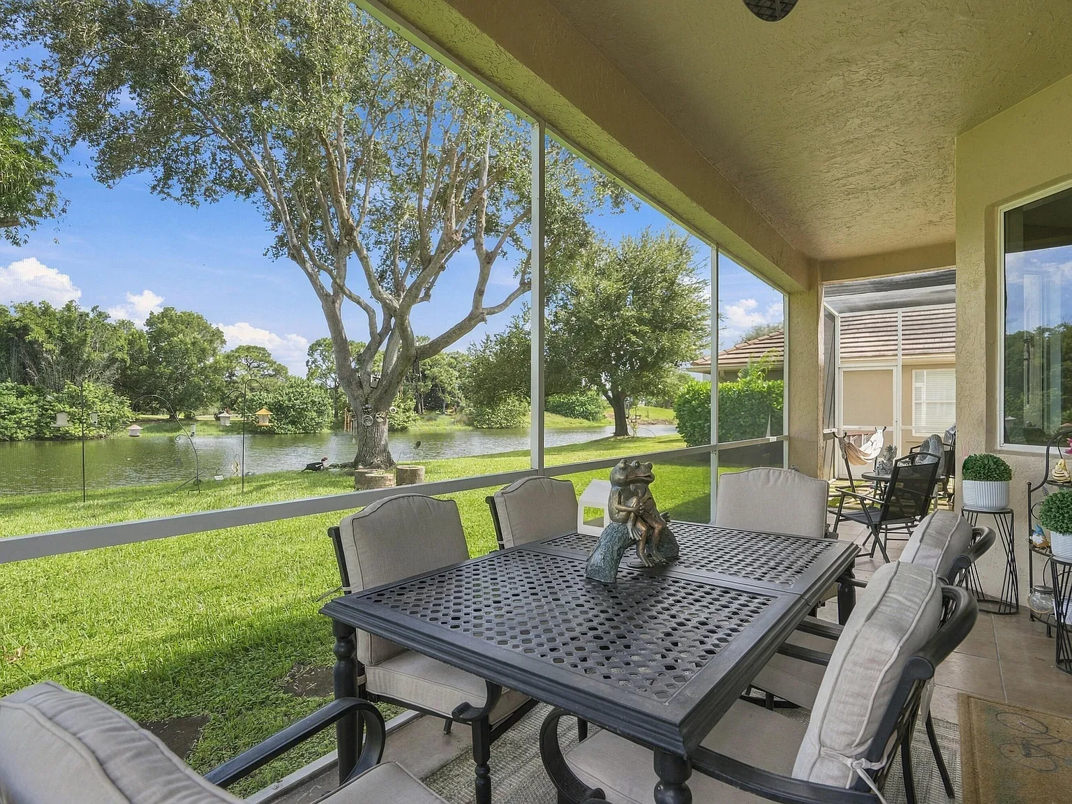 5 bed, 2.5 bath, 2910 sqft, $9,000 — Photo 2