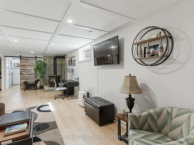 35 Cedartree Ln — Photo 4