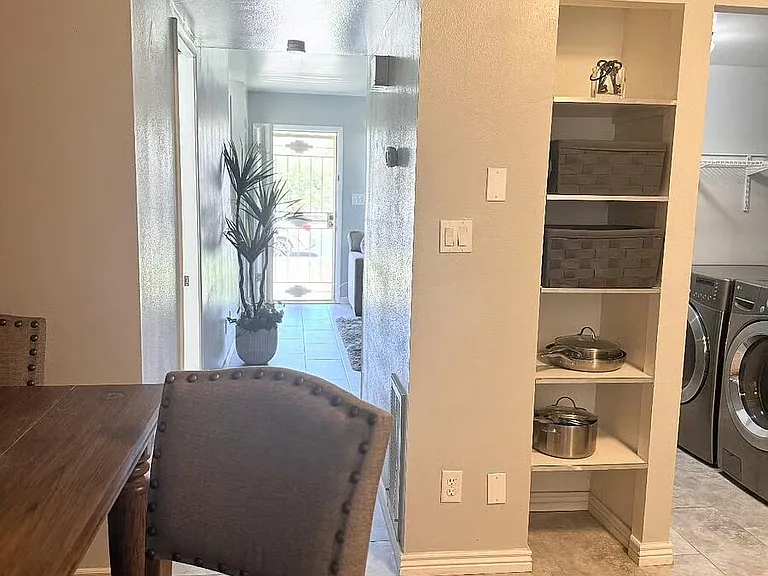 1115 E Fremont Dr — Photo 4